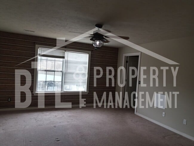 Building Photo - *MOVE IN SPECIAL* Beautiful 3 Bedroom Condo with a Lake View!