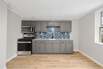 Building Photo - SCORE 1ST MONTH'S RENT FREE IF SIGNED BY DEC 24! Beautiful 2 bedroom home in Coraopolis available...