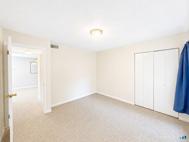 Building Photo - 10 Woodsedge Dr