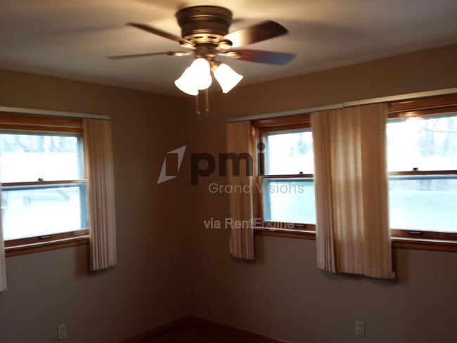 Building Photo - 1483 Greendell Dr