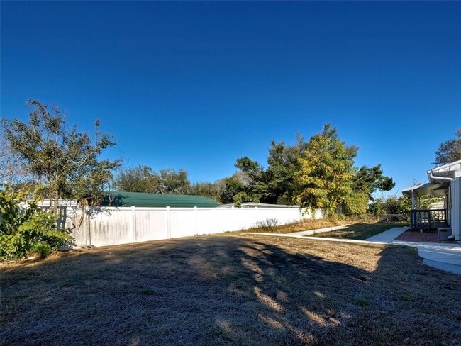 Building Photo - 313 Jessica St N