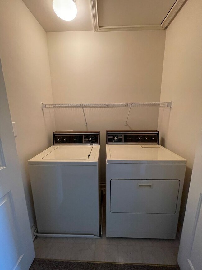 Building Photo - **COMING SOON** NICE 3 BR, 2.5 Bath Townhouse! New Paint & Carpet, Attached Garage, All Electric;