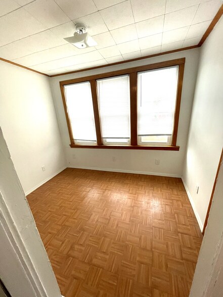 Building Photo - 2433 W Dakin St