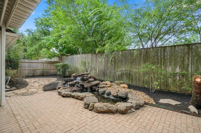 Building Photo - 9631 Bavaria Dr