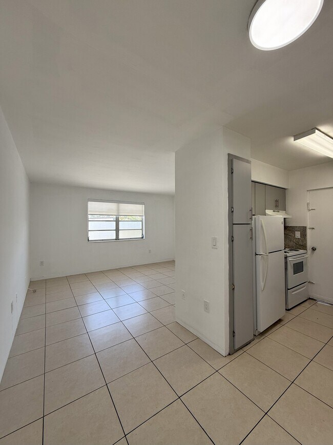 Building Photo - 5165 W Flagler St