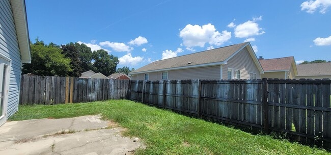 Building Photo - MODERN 3/2 w/ Garage, Fenced Yard, Washer/...