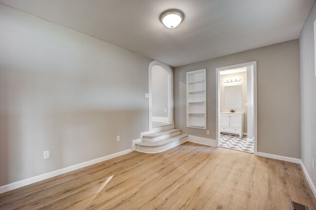 Building Photo - Freshly Updated 4 Bedroom House