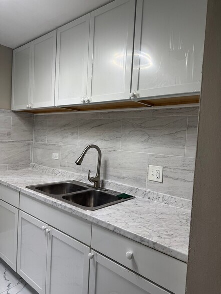 Building Photo - 252 Shorewood Dr