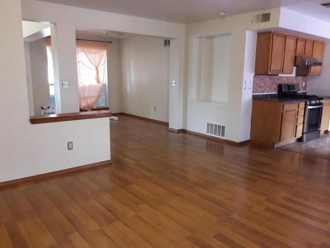 Building Photo - 2215 Sunstone Dr NW