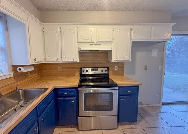 Building Photo - 733 W Perry Dr