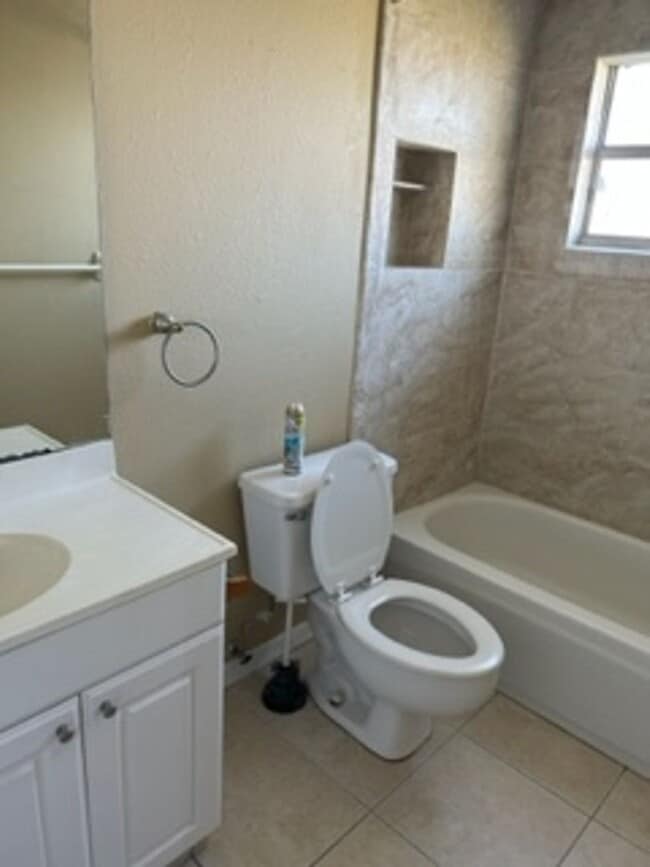 Building Photo - Beautiful 3 bedroom, 2 bath pool home in a lovely community.