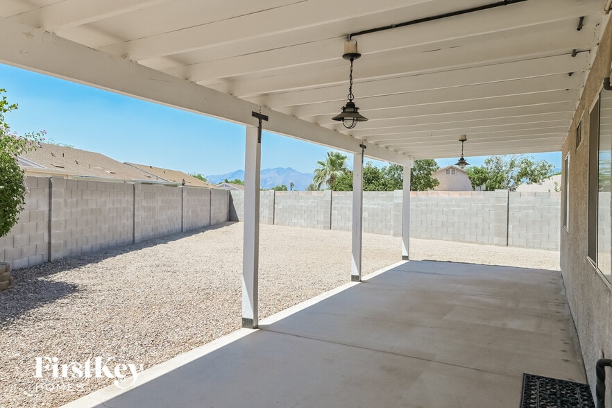 Building Photo - 3054 S Vaughn Dr