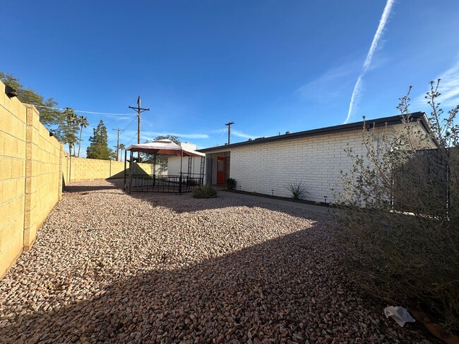 Building Photo - Scottsdale, 3 bed, 2 bath, 2 car garage, 1...