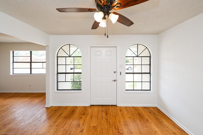 Building Photo - 102 St Pierre Ln