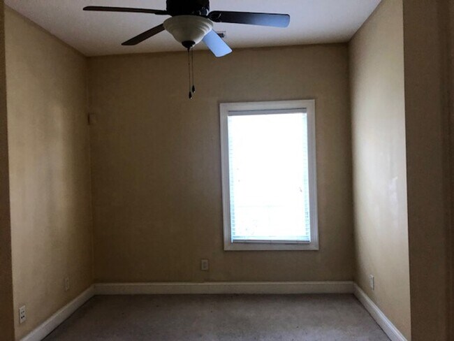 Building Photo - 237 Dogwood Cir