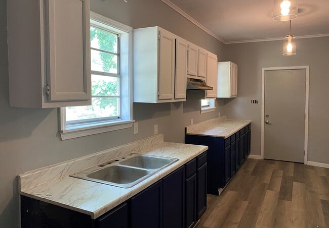 Building Photo - 1/2 OFF FIRST MONTH'S RENT  LARGE REMODELE...