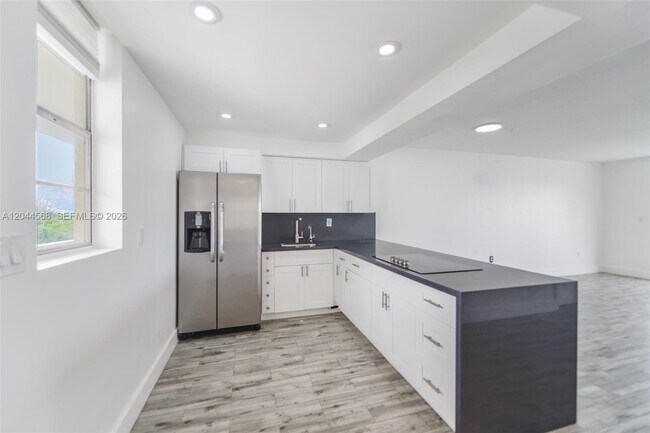Building Photo - 2851 Leonard Dr