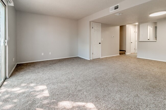 Building Photo - Newly Renovated 2bed 2 bath !Townhome