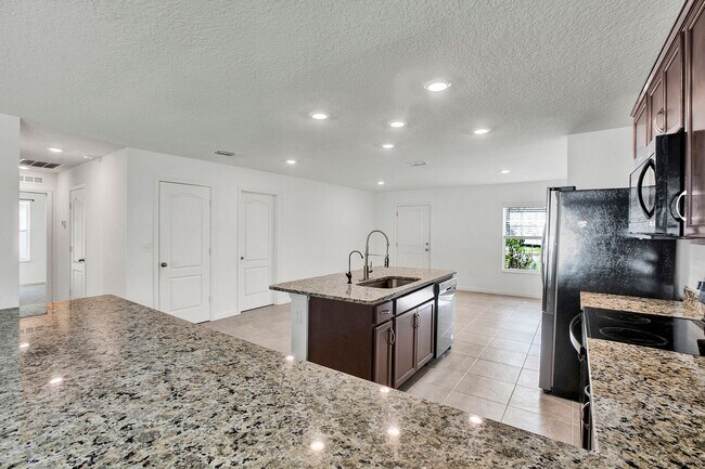 Building Photo - Beautiful 3 bedroom/ 2 bathroom home in Yu...