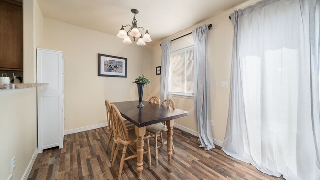 Building Photo - Fully Furnished Townhome in Park Haven Vil...