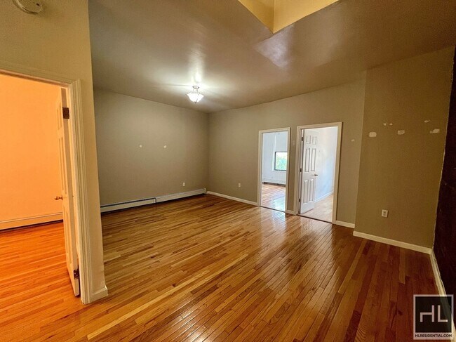 Building Photo - Massive 3.5BR 1BA 1300sft Top Floor Conver...