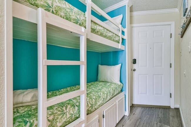 Building Photo - 6102 Seawall Blvd