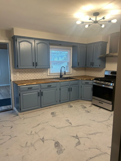 Building Photo - 352 Barry Rd