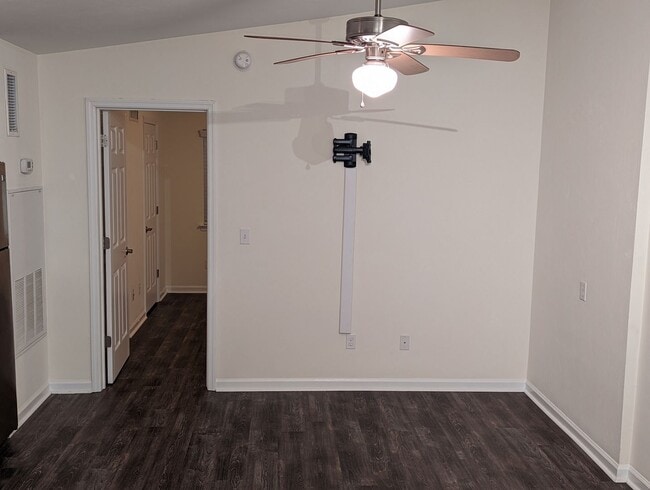 Building Photo - Rare.....One Bedroom One Bathroom Unit Available In Midtown!