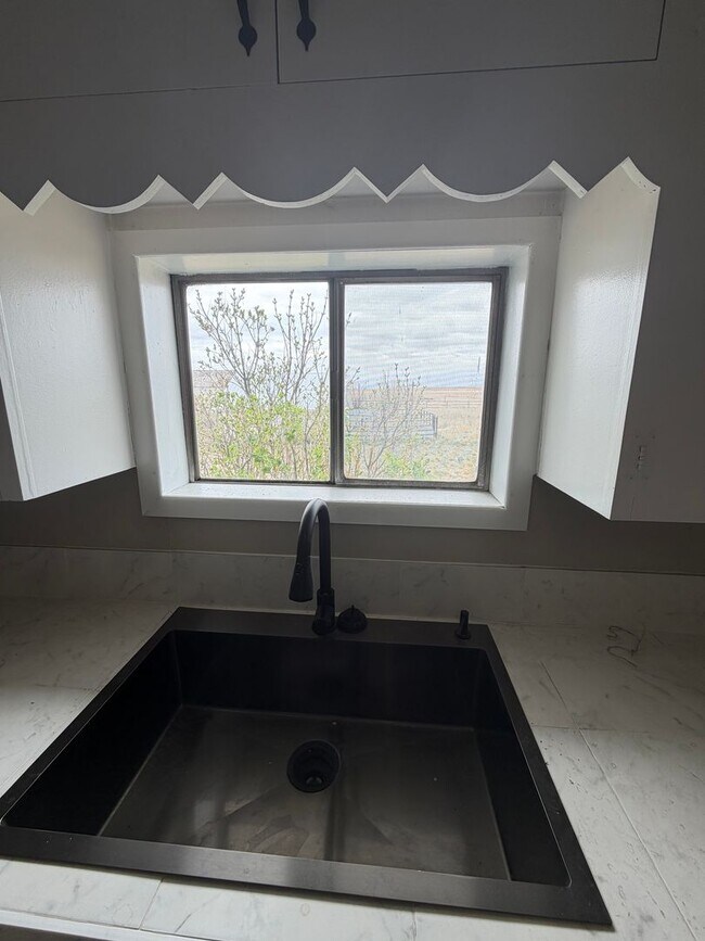 Building Photo - 2 Bedroom Country Home