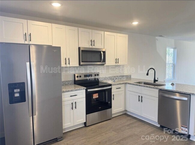 Building Photo - 117 3rd Ave SE