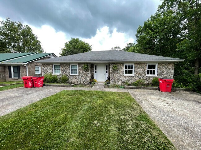 Primary Photo - 91-93 Meadowbrook Drive Duplex