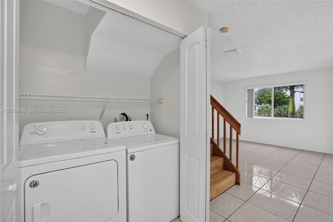 Building Photo - 6225 SW Kendale Lakes Cir