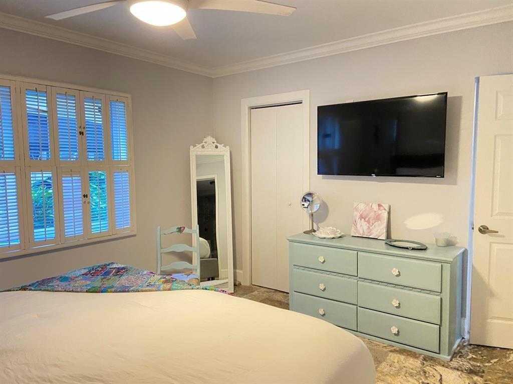 Building Photo - 1203 Hillsboro Mile