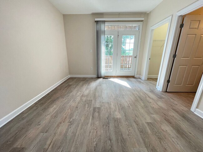 Building Photo - Wonderful location and features for this s...