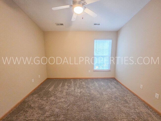 Building Photo - Summer Special! 2-Bedroom, 2.5-Bath Townhome in Urbandale with 2-Car Attached Garage