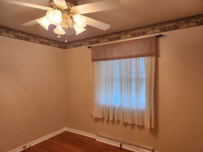 Building Photo - Very Nice- furnished 3-BR