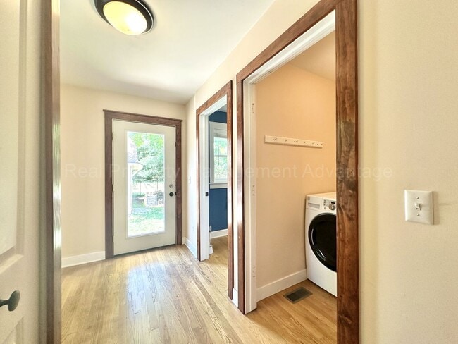 Building Photo - Craftsman Style, Modern Amenities Steps from Main St.