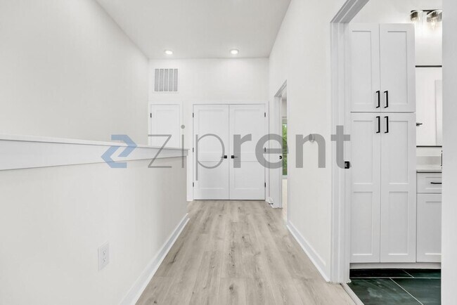 Building Photo - 2000 Riverside Farms Rd