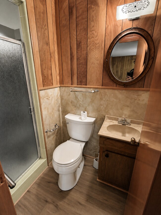 Building Photo - HUGE, 4 bedroom 3 bath home plus bonus room! NEW FLOORS, Available NOW!