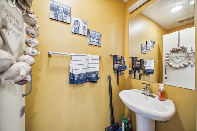 Building Photo - Charming 2-Bed / 2.5-Bath Townhouse in the...