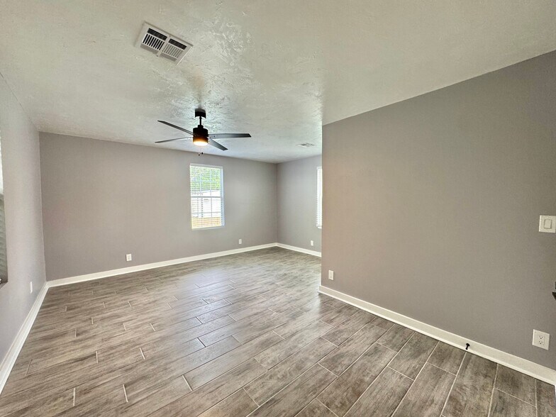 Building Photo - 2144 Westchester Dr