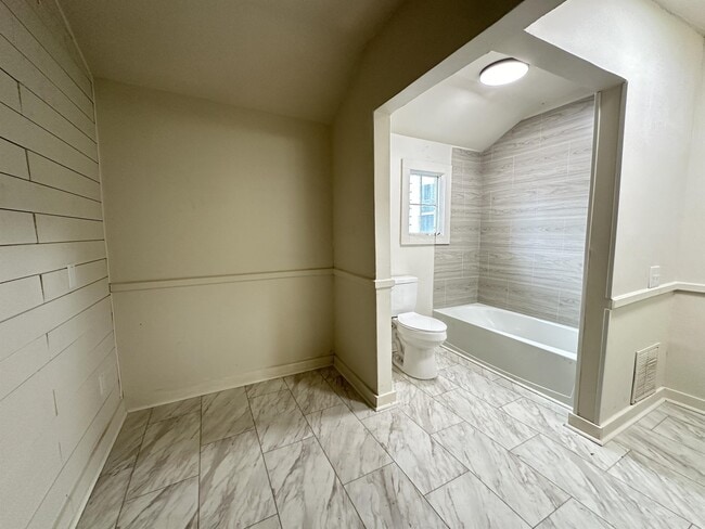 Building Photo - 463 Linden Ave