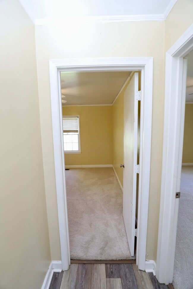 Building Photo - 549 Pringle Dr