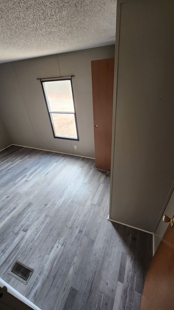 Building Photo - 3 Bedroom Home -ALL UTILITIES INCLUDED!