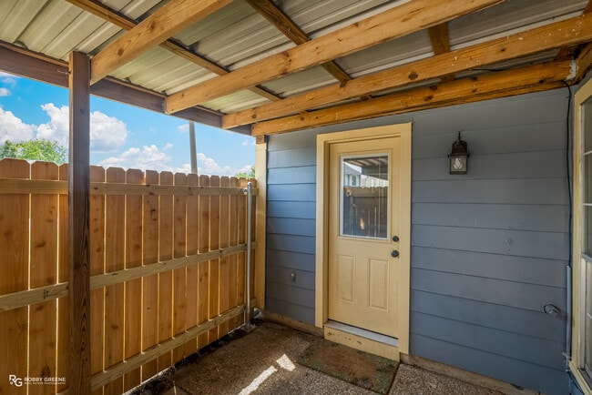 Building Photo - 10142 Carlsbad Dr