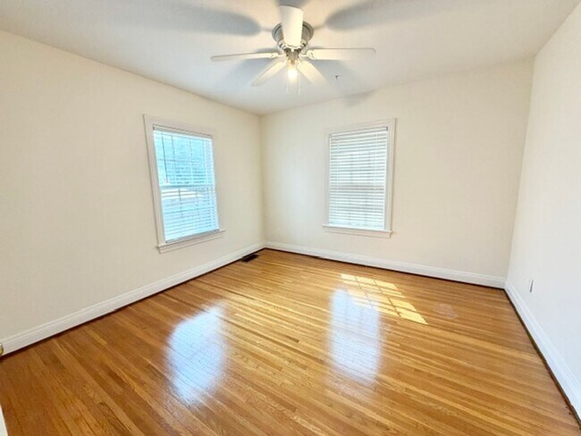 Building Photo - 2414 Brighton Dr