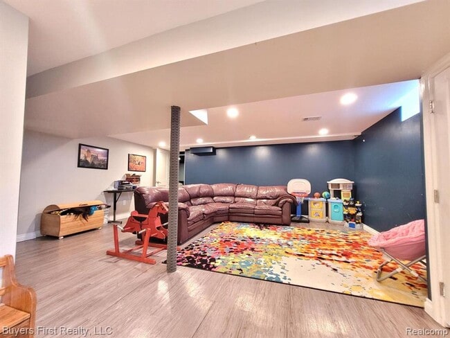Building Photo - Newly Renovated 7BR – Modern Kitchen + Bath