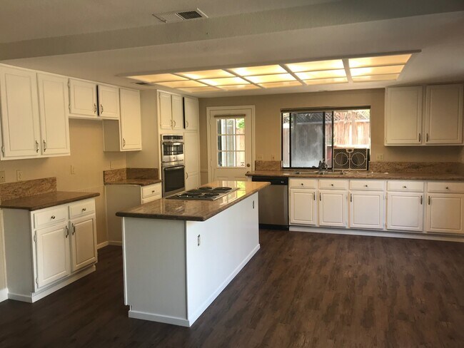 Building Photo - 4 bed & 3 full bathrooms in Tracy!