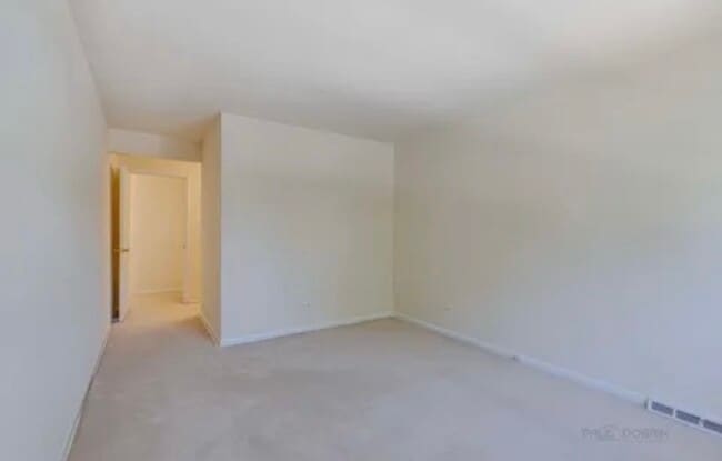 Building Photo - 315 E Valley Ln