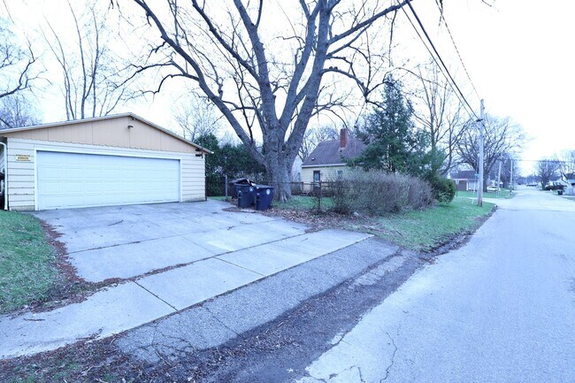 Building Photo - 843 Davies Ave